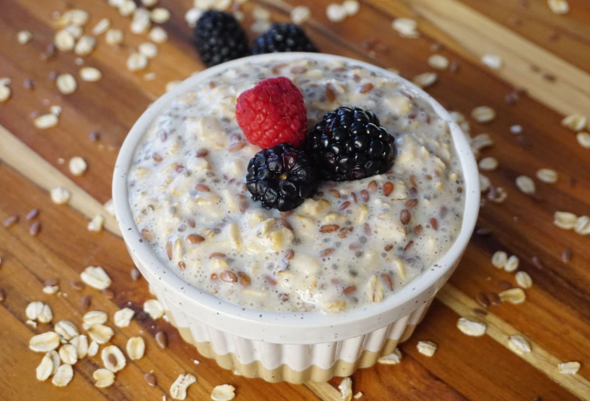 Bowl of oats topped with fresh berries — fibre-first eating helps anal fissures heal
