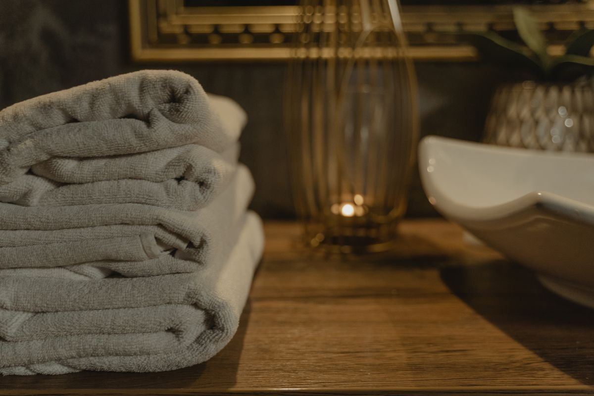Soft towels in a warmly lit bathroom — warm baths are a mainstay of easing piles